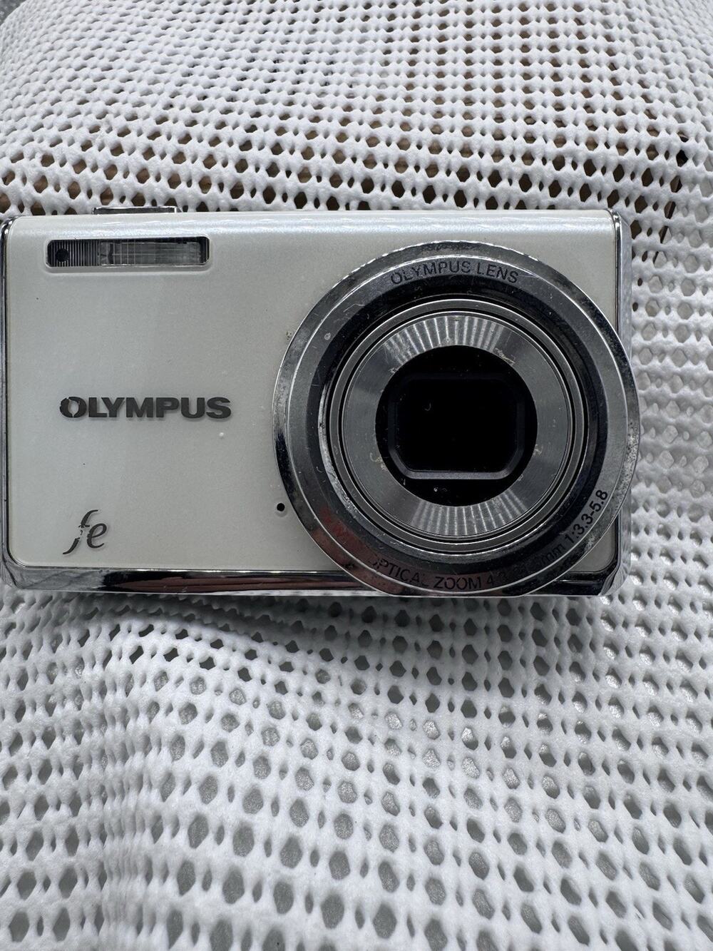 Olympus FE-5020 12MP Digital Camera 5x Zoom LCD Damaged Powers On For Parts